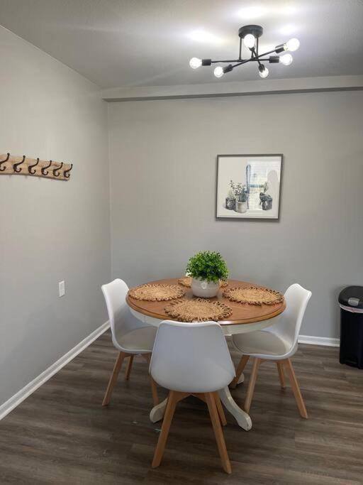 The Delores - 2 Bedroom Apt In Quilt Town, Usa Hamilton Exterior foto